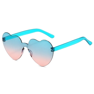 Détail de lunettes de soleil coeur sans monture avec verres dégradés bleu et rose