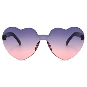 Détail macro de lunettes de soleil coeur sans monture avec verres dégradés violets et corail