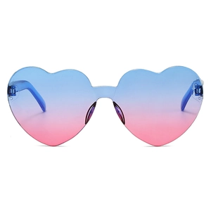 Détail des lunettes de soleil cœur sans monture avec verres dégradés bleu et rose