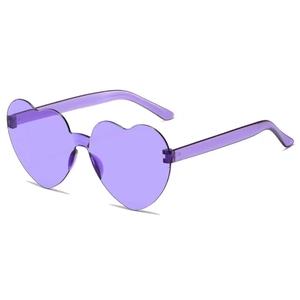 Détail de lunettes de soleil sans monture en forme de cœur violet en plastique transparent