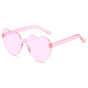 Gros plan détaillé de lunettes de soleil cœur roses sans monture avec verres en résine