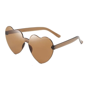 Détail de lunettes de soleil sans monture en forme de cœur marron avec branches en plastique