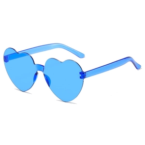 Détail des lunettes de soleil cœur bleu transparent avec design sans monture pour fête