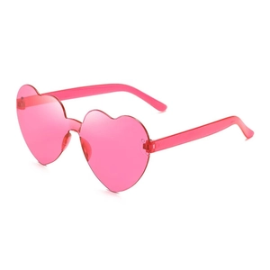 Détail de lunettes de soleil sans monture en forme de cœur rose avec verres en résine