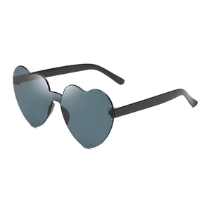 Vue détaillée des lunettes de soleil sans monture en forme de cœur noir avec verres gris