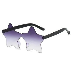 Detalle de gafas de sol de estrella sin montura con lentes de degradado violeta
