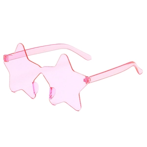 Detalle de gafas de sol sin montura en forma de estrella rosa con patillas transparentes