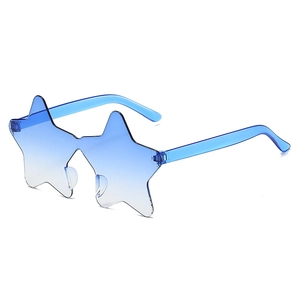 Detalle de gafas de sol sin montura en forma de estrella con lentes degradadas azules y patillas