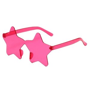 Detalle de gafas de sol rosa con forma de estrella para fiestas y estilos creativos de escena