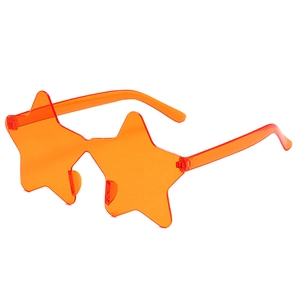 Vista de detalle de las gafas de sol de estrella en plástico naranja transparente