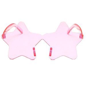 Detalle de gafas de sol rosa con forma de estrella sin montura para fiestas alegres