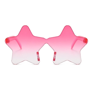 Detalle de las gafas de sol sin montura en forma de estrella con degradado rosa suave