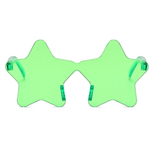 Primer plano de las gafas de sol sin montura con forma de estrella verde fluorescente