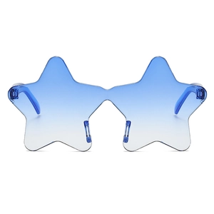 Detalle de gafas de sol con forma de estrella y lentes con degradado azul sin marco