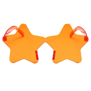 Primer plano de gafas naranjas translúcidas en forma de estrella sin montura para fiestas
