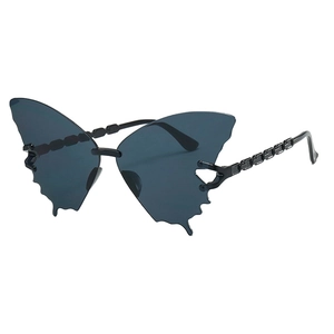 Gros plan sur des lunettes papillon avec lentilles ondulées et branches effet chaîne