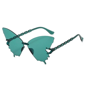 Vue détaillée de lunettes papillon en résine verte avec des branches en forme de chaîne