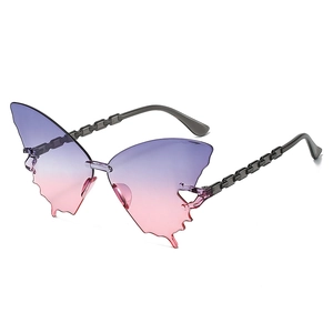 Détail de lunettes de soleil papillon sans monture avec verres dégradés et branches chaîne