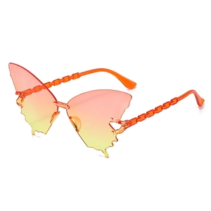 Détail de lunettes de soleil papillon sans monture avec verres dégradés orange et branches