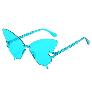 Détail de lunettes de soleil papillon bleu clair avec branches à maillons de chaîne