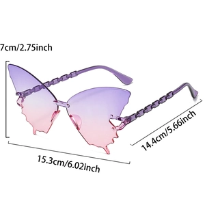 Vue détaillée des lunettes papillon avec largeur de 15,3cm et verres dégradés violets