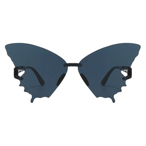 Vue détaillée des lunettes de soleil sans monture en forme d'ailes de papillon dégradées