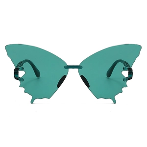 Détail de lunettes de soleil papillon avec verres vert émeraude et branches noires