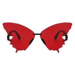 Détail de lunettes de soleil papillon sans monture avec verres rouges transparents Y2K
