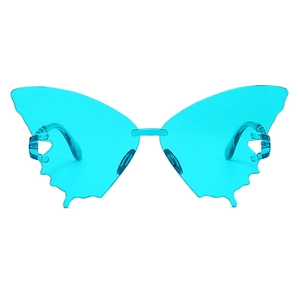 Détail de lunettes de soleil papillon sans monture bleu vif avec verres ondulés