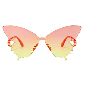 Détail de lunettes de soleil papillon sans monture avec verres dégradés orange et clairs