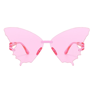 Détail de lunettes papillon sans monture roses avec bords de verres festonnés