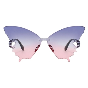 Détail de lunettes de soleil papillon sans monture avec verres dégradés violet rose