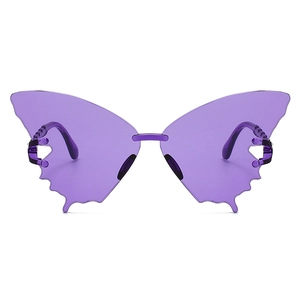 Détail de lunettes papillon sans monture dégradé violet avec branches ondulées chic