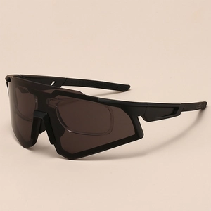 Details einer mattschwarzen Sportsonnenbrille mit grauen Gläsern und Innenrahmen