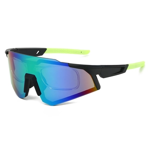 Detail einer Outdoor-Radbrille mit farbigen Gläsern und abnehmbarem Myopie-Innenrahmen