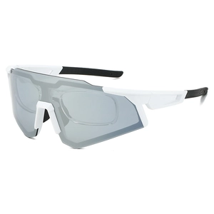 Details der weißen Sportsonnenbrille mit grauen Gläsern und integriertem Kurzsichtrahmen