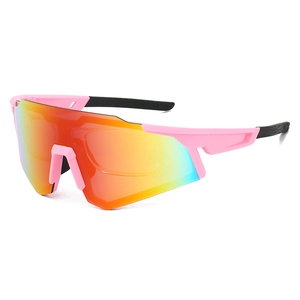Detail einer pinkfarbenen Sportsonnenbrille mit orangefarben verspiegelten Gläsern