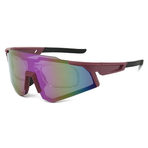 Detailansicht der Sport-Sonnenbrille mit farbenfrohen Gläsern und Brillen-Innenrahmen