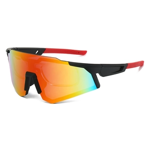 Details der farbenfrohen Sport-Sonnenbrille mit schwarz-rotem winddichtem Rahmen