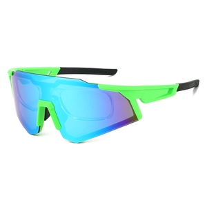 Detailansicht der Sport-Sonnenbrille mit neongrünem Rahmen, blauem Glas und Korrektureinsatz