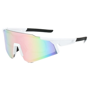 Detail der weißen Radsport-Sonnenbrille mit Regenbogen-Glas und schwarzen Bügelenden