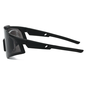 Detail einer mattschwarzen Sportsonnenbrille mit abnehmbarem Myopie-Rahmeneinsatz