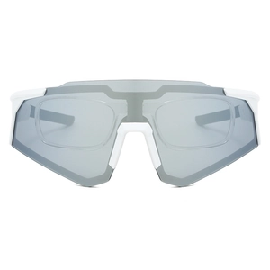 Detailansicht der weißen Sportsonnenbrille mit grauem Visier und integriertem Kurzsichtrahmen