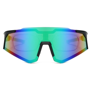Detail der Oversize-Sportsonnenbrille mit buntem Verlaufsglas und innerem RX-Clip-Einsatz