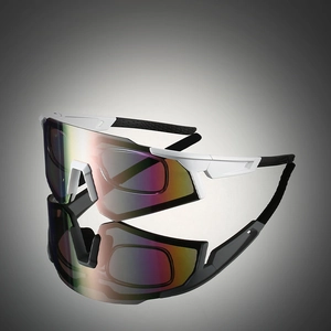 Detail der weißen Sportsonnenbrille mit integriertem RX-Einsatz für Korrekturgläser
