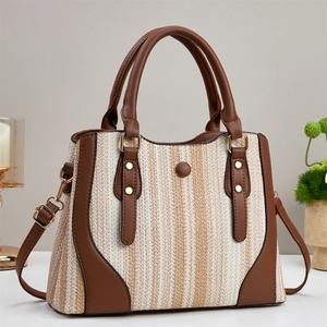 Sac fourre-tout tissé élégant avec garniture en cuir marron et détails en métal doré
