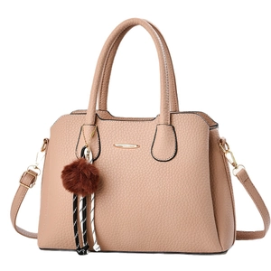 Sac fourre-tout élégant en cuir beige avec garnitures dorées et breloque en peluche