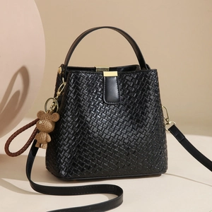 Sac Seau En Cuir PU Tissé Pour Femmes Mode Sac À Bandoulière Et Sac À Main Avec Pendentif Ours Mignon Et Sangle Réglable