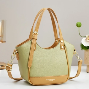 Sac fourre-tout chic en cuir vert avec anses marron et bandoulière réglable