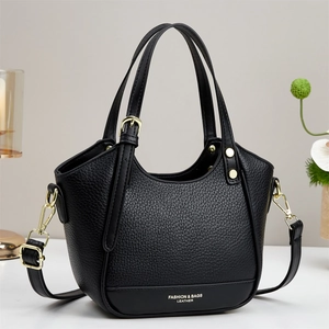 Détails du sac bandoulière noir en cuir grainé avec finitions métalliques dorées